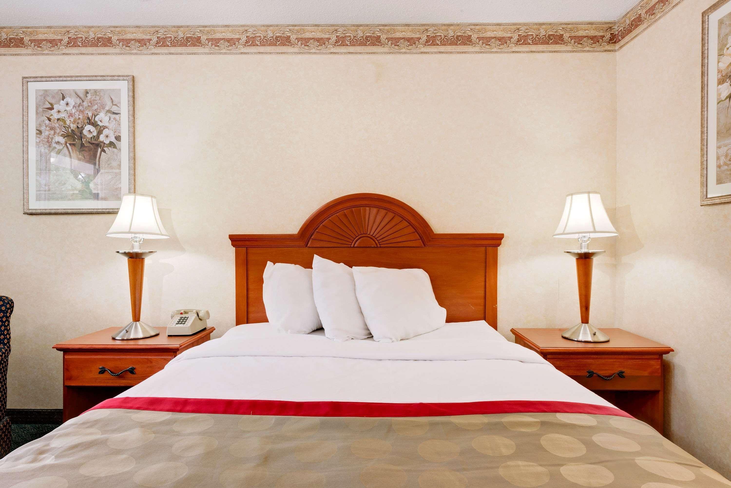 Motel Ramada By Wyndham Cleveland Airport West à Fairview Park Extérieur photo