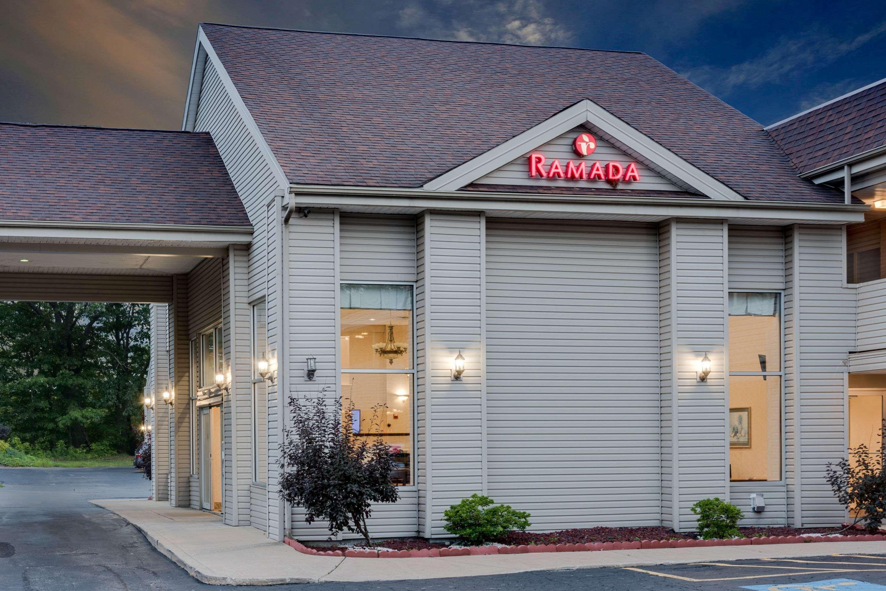 Motel Ramada By Wyndham Cleveland Airport West à Fairview Park Extérieur photo