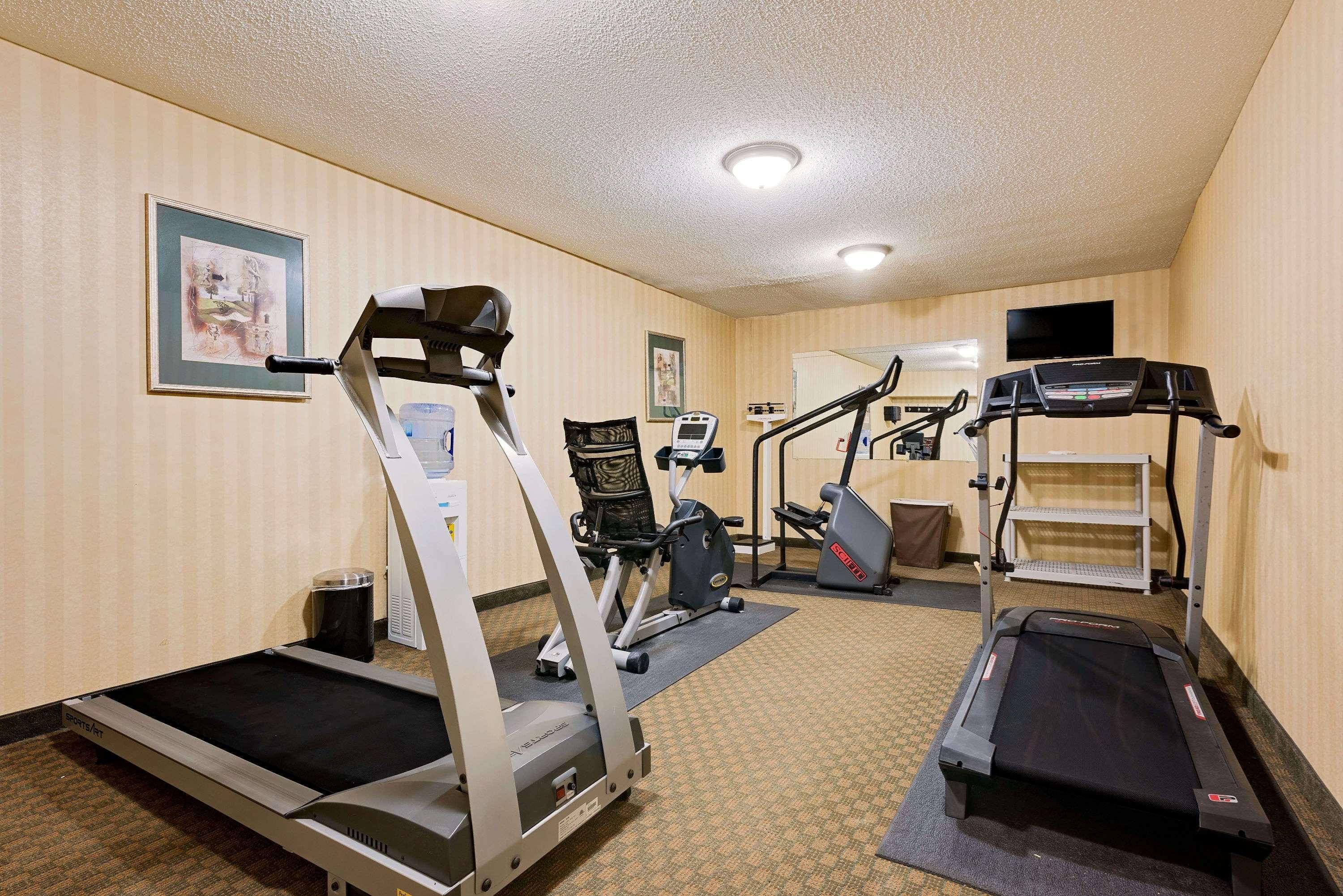 Motel Ramada By Wyndham Cleveland Airport West à Fairview Park Extérieur photo