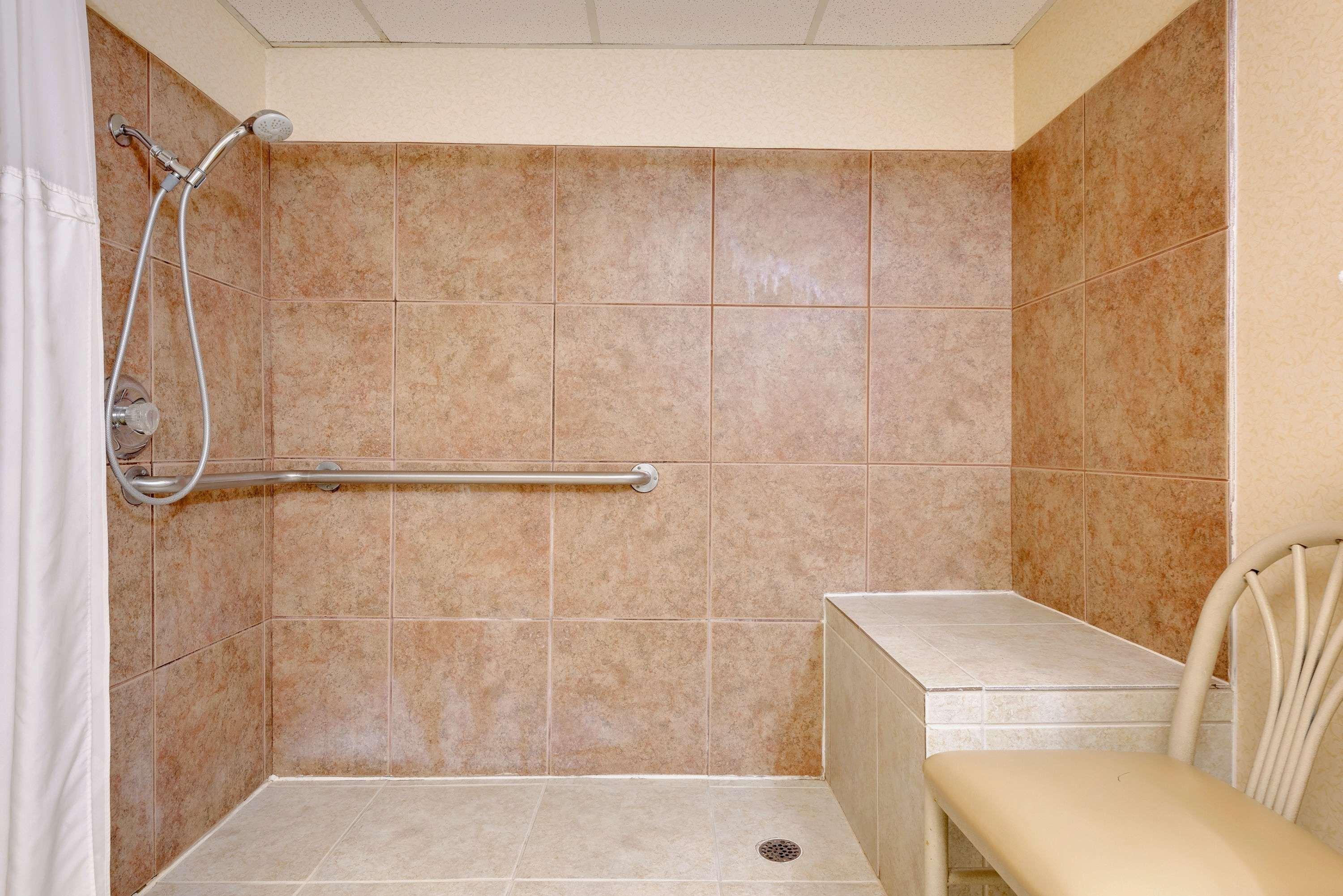 Motel Ramada By Wyndham Cleveland Airport West à Fairview Park Extérieur photo