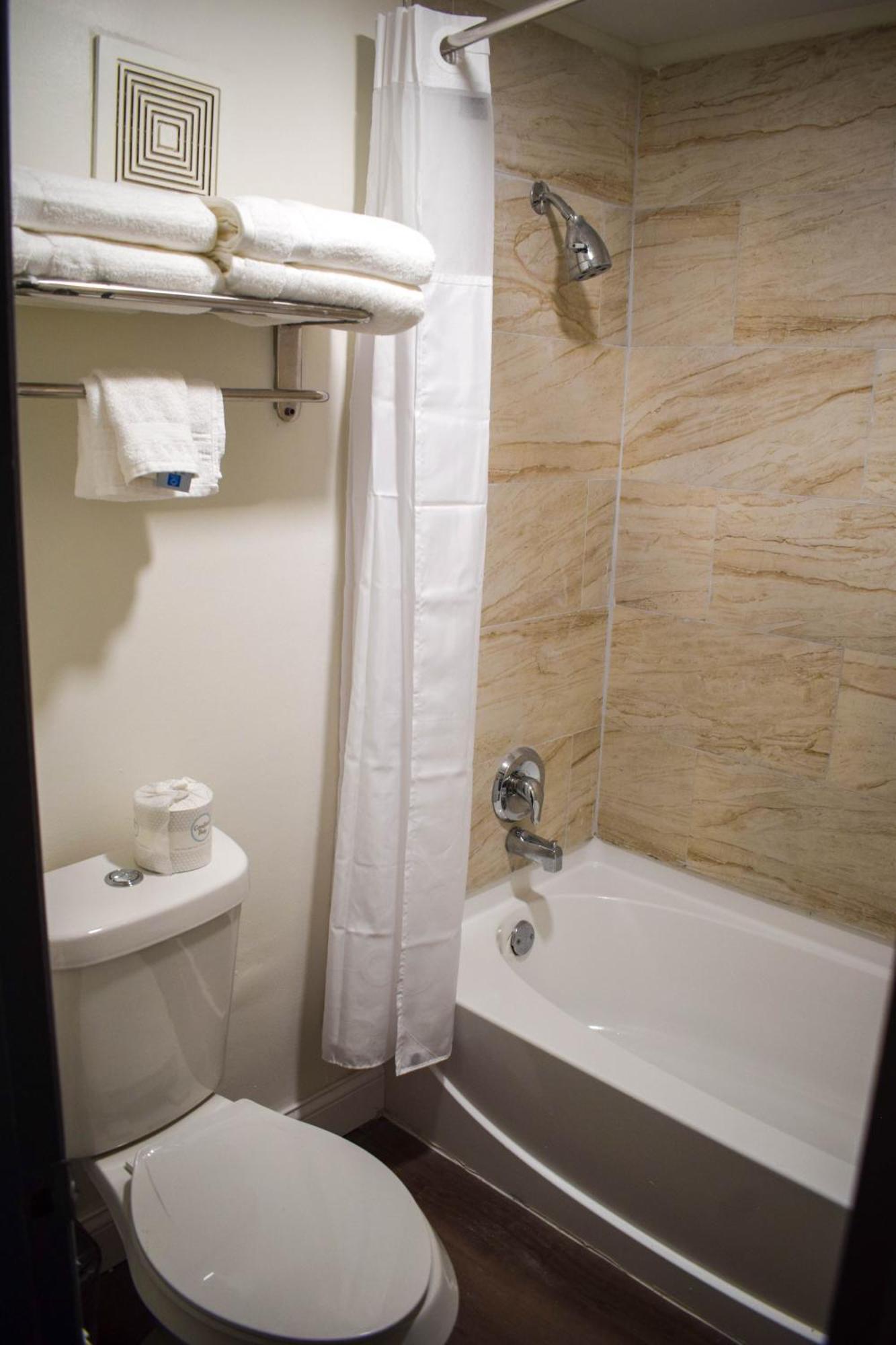 Motel Ramada By Wyndham Cleveland Airport West à Fairview Park Extérieur photo