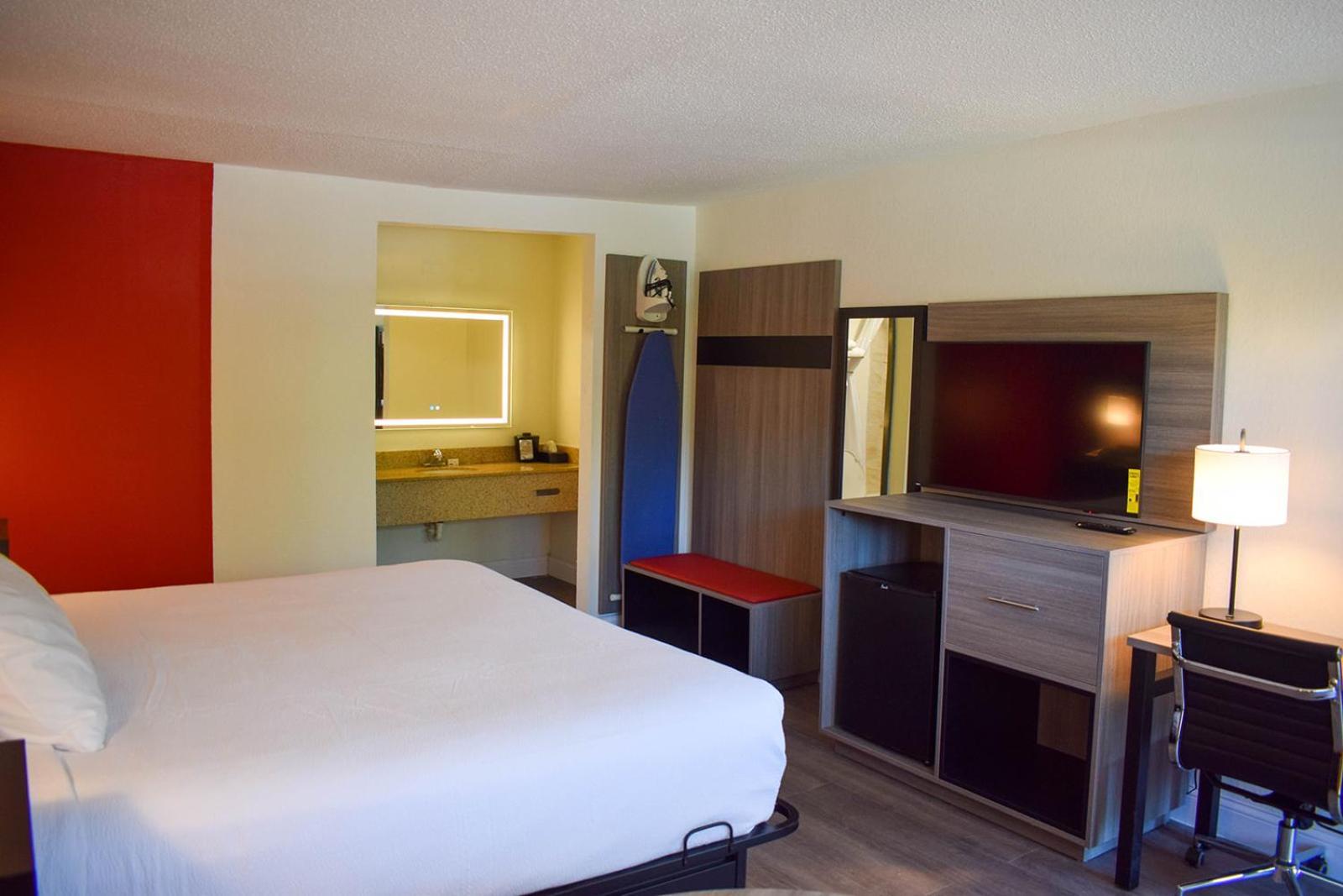 Motel Ramada By Wyndham Cleveland Airport West à Fairview Park Extérieur photo