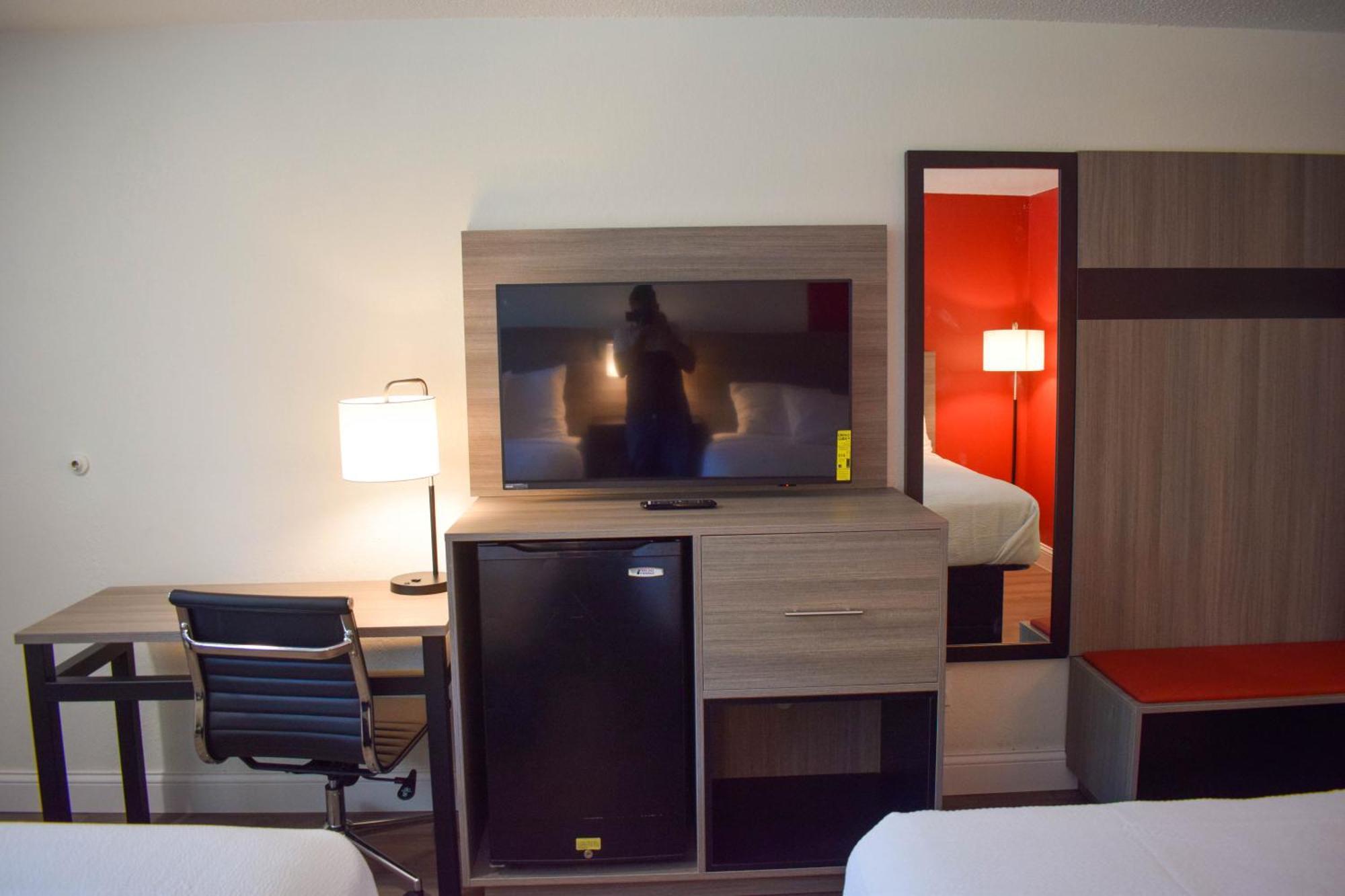 Motel Ramada By Wyndham Cleveland Airport West à Fairview Park Extérieur photo