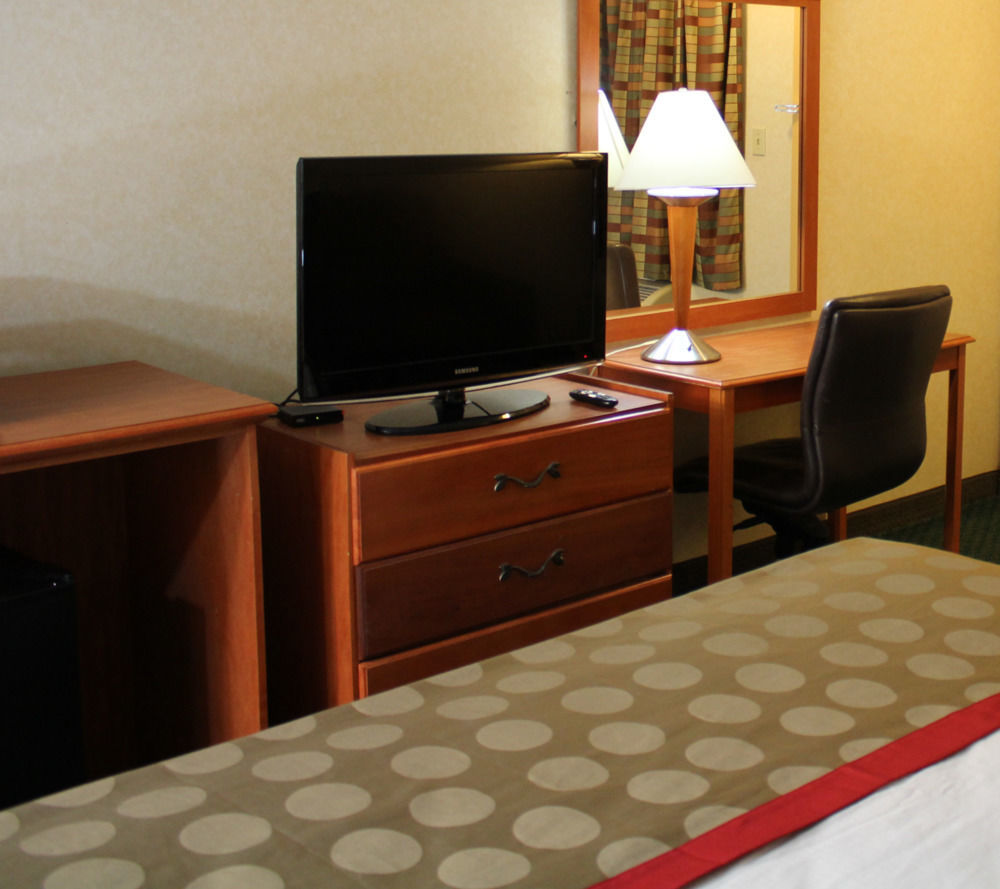 Motel Ramada By Wyndham Cleveland Airport West à Fairview Park Extérieur photo