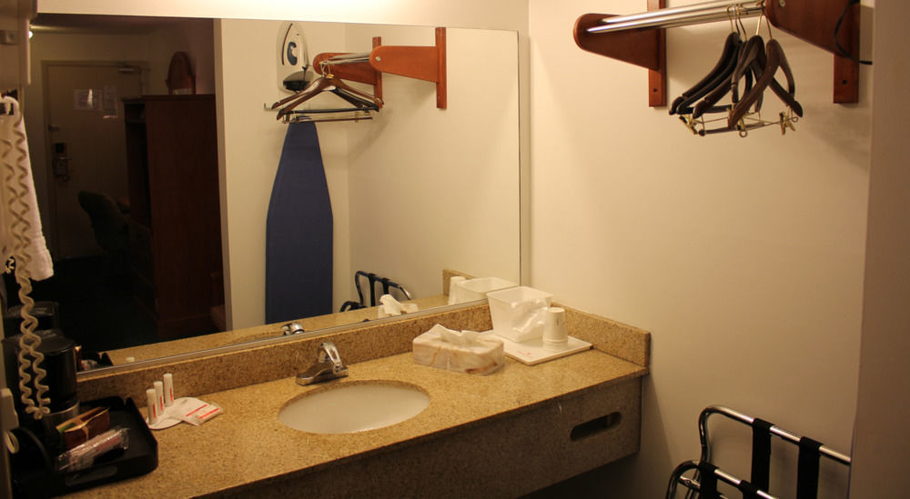 Motel Ramada By Wyndham Cleveland Airport West à Fairview Park Extérieur photo