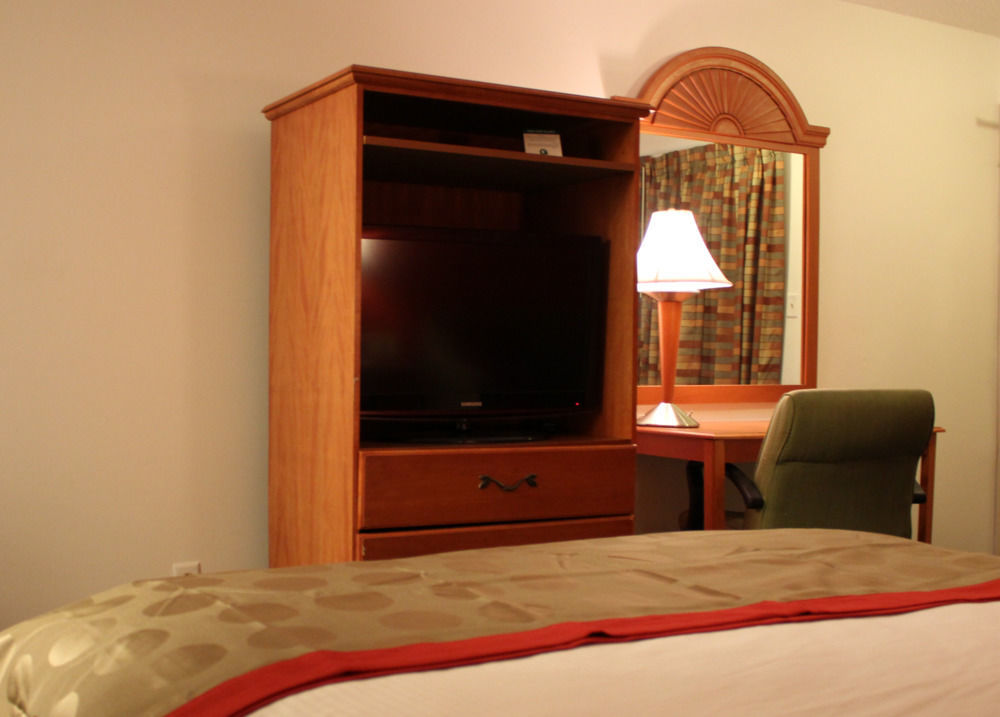 Motel Ramada By Wyndham Cleveland Airport West à Fairview Park Extérieur photo
