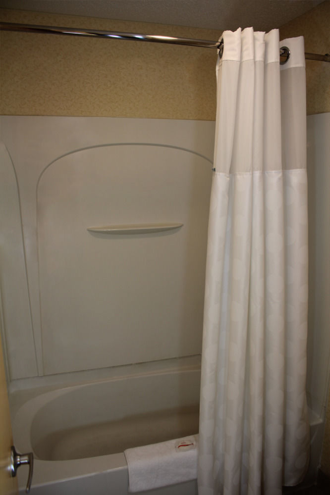 Motel Ramada By Wyndham Cleveland Airport West à Fairview Park Extérieur photo