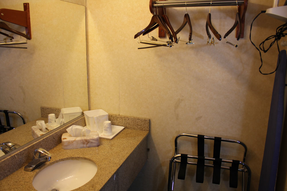 Motel Ramada By Wyndham Cleveland Airport West à Fairview Park Extérieur photo