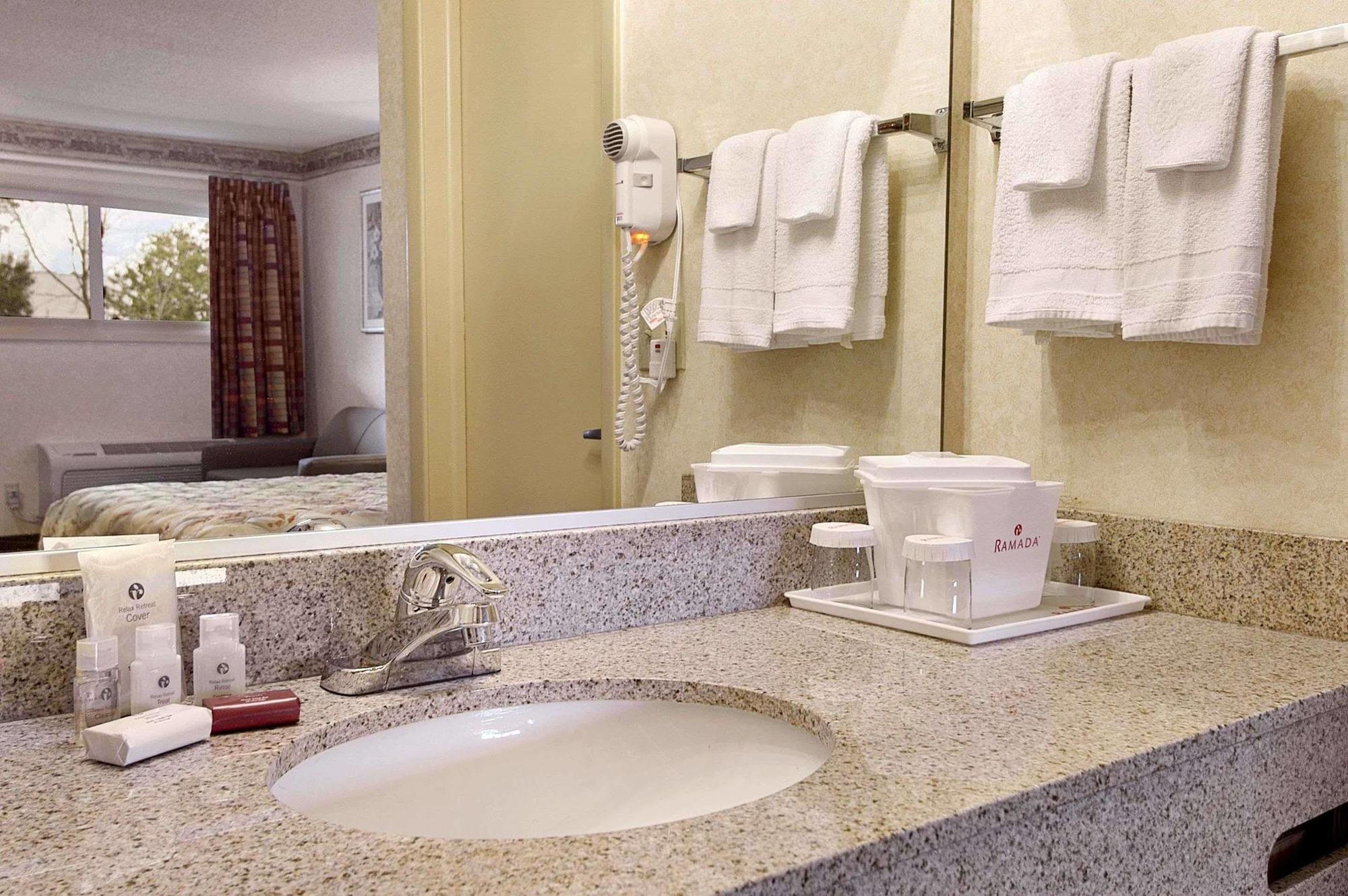 Motel Ramada By Wyndham Cleveland Airport West à Fairview Park Extérieur photo
