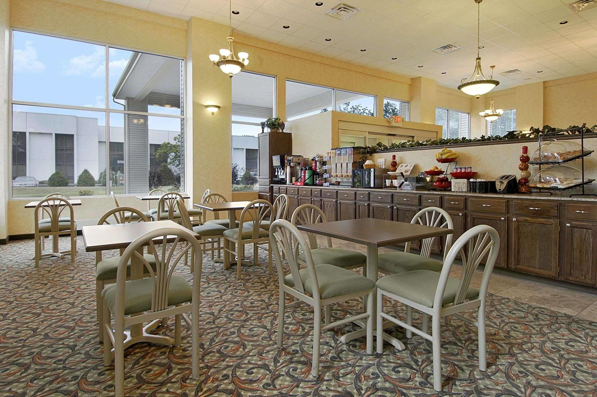 Motel Ramada By Wyndham Cleveland Airport West à Fairview Park Extérieur photo