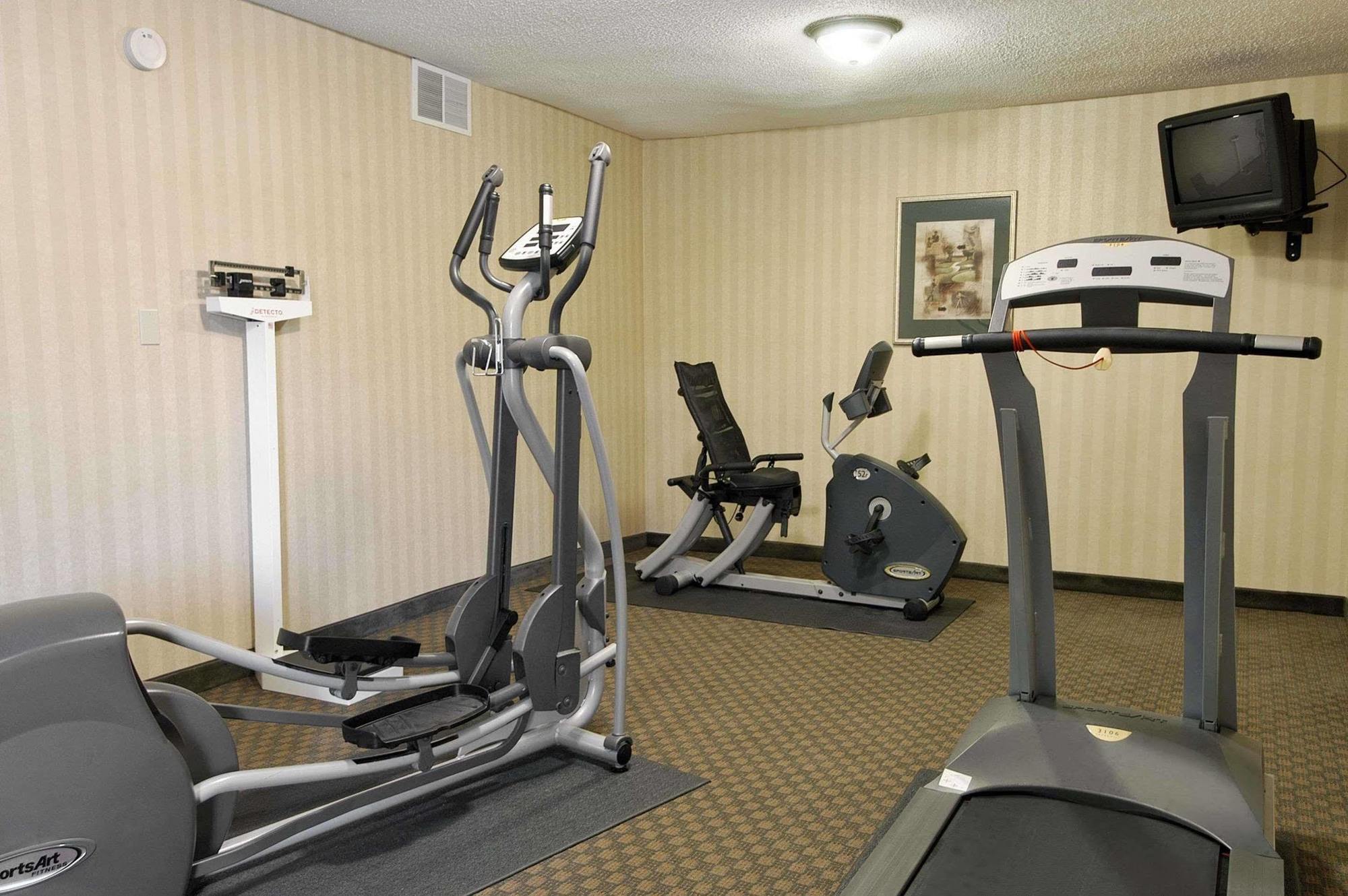 Motel Ramada By Wyndham Cleveland Airport West à Fairview Park Extérieur photo
