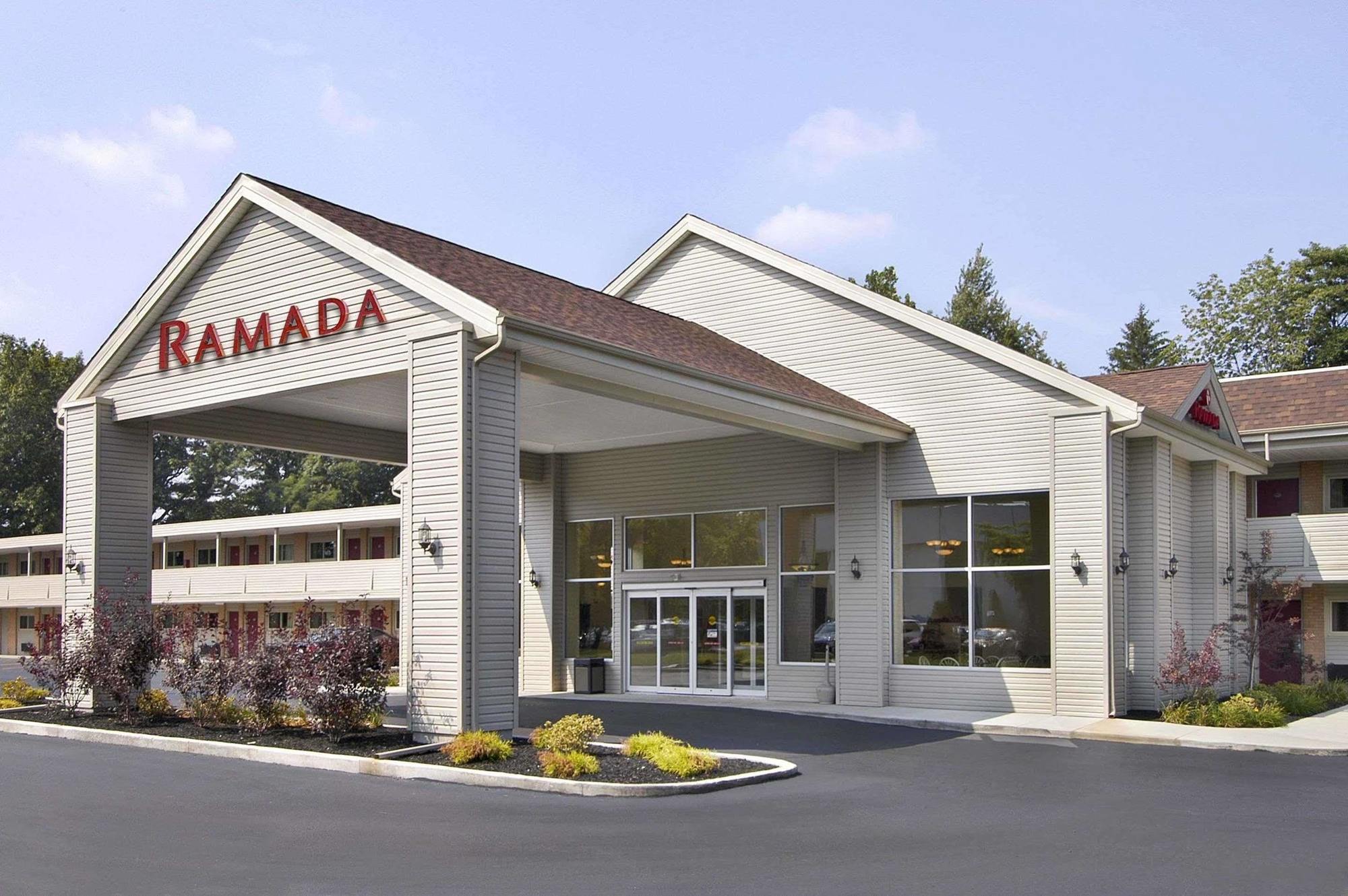 Motel Ramada By Wyndham Cleveland Airport West à Fairview Park Extérieur photo