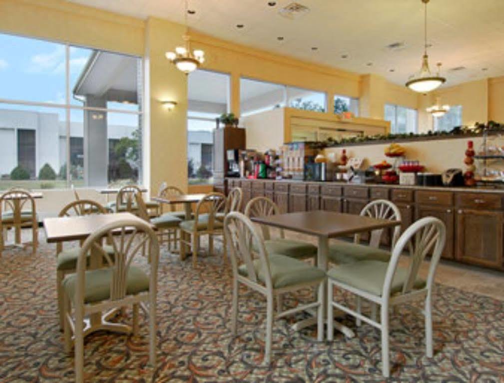 Motel Ramada By Wyndham Cleveland Airport West à Fairview Park Extérieur photo