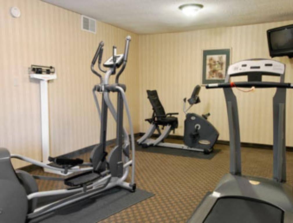 Motel Ramada By Wyndham Cleveland Airport West à Fairview Park Extérieur photo