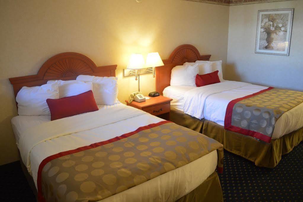 Motel Ramada By Wyndham Cleveland Airport West à Fairview Park Extérieur photo