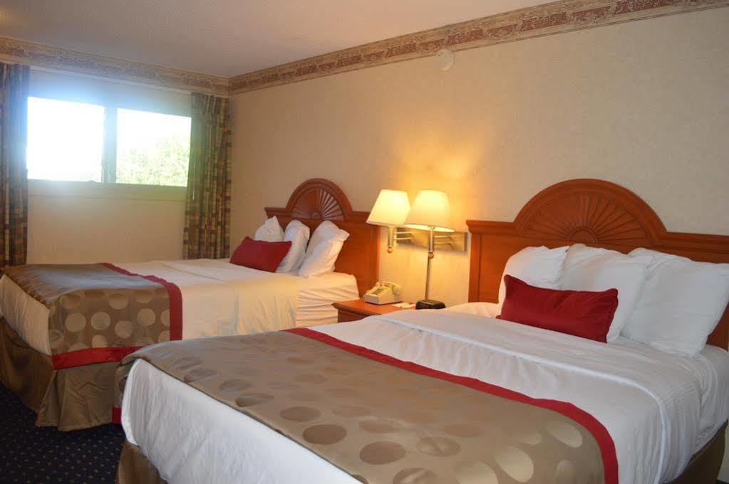 Motel Ramada By Wyndham Cleveland Airport West à Fairview Park Extérieur photo