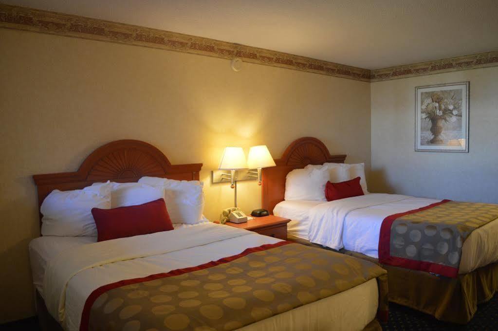 Motel Ramada By Wyndham Cleveland Airport West à Fairview Park Extérieur photo