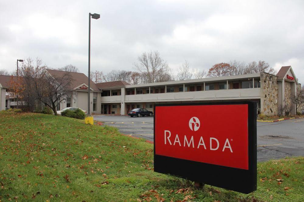 Motel Ramada By Wyndham Cleveland Airport West à Fairview Park Extérieur photo