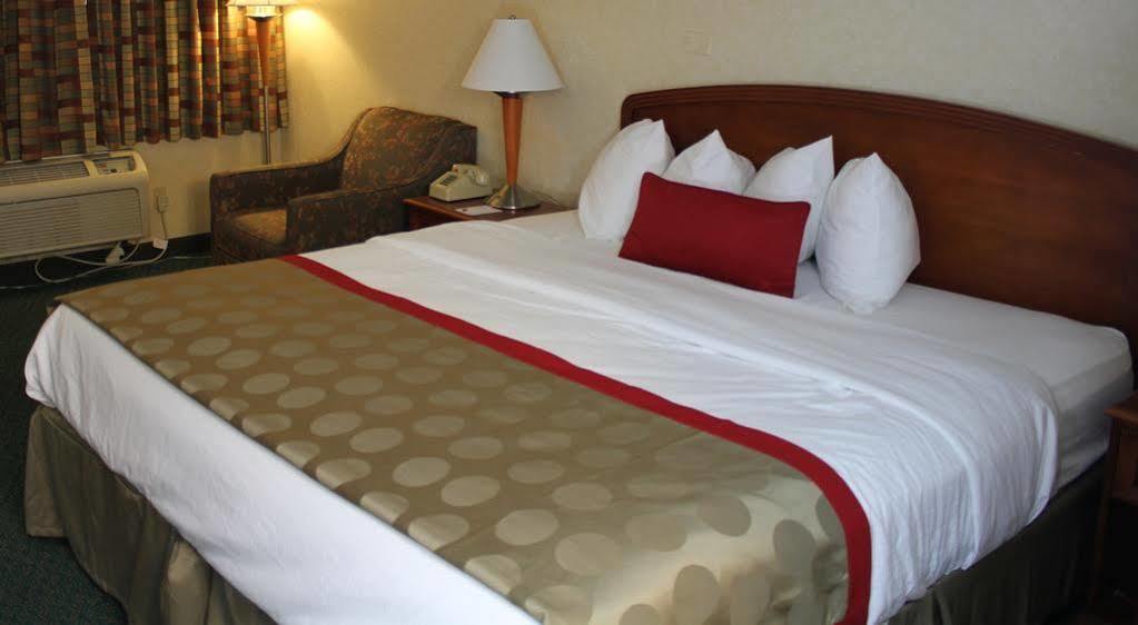 Motel Ramada By Wyndham Cleveland Airport West à Fairview Park Extérieur photo