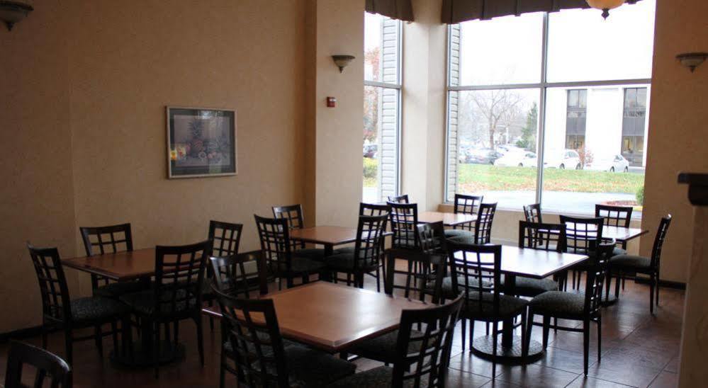 Motel Ramada By Wyndham Cleveland Airport West à Fairview Park Extérieur photo