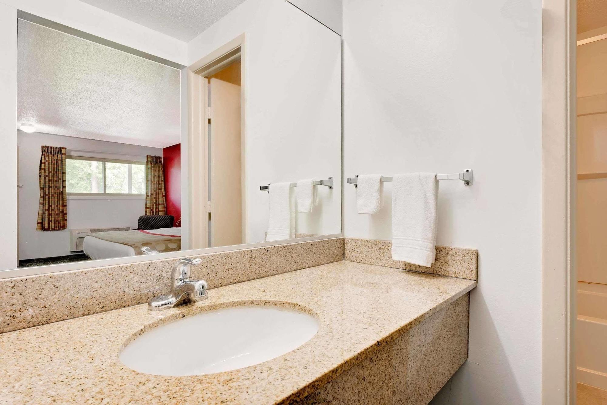 Motel Ramada By Wyndham Cleveland Airport West à Fairview Park Extérieur photo